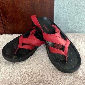 Red aerosoft comfort sandals, size 39.
